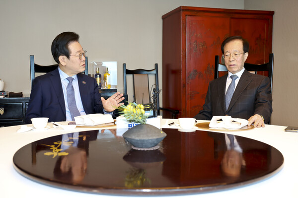 더불어민주당 이재명 대표가 28일 여의도 한 식당에서 이석연 전 법제처장과 만나 대화하고 있다.  [사진=연합뉴스]