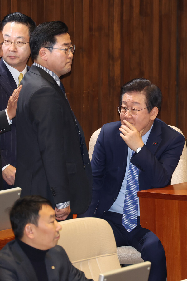 더불어민주당 이재명 대표가 28일 오후 국회 본회의장에서 박찬대 원내대표, 박성준 원내수석부대표 등과 대화하고 있다. [사진= 연합뉴스]