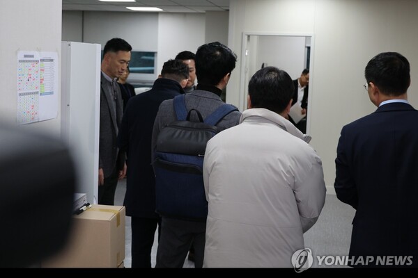 김건희 여사 '공천 개입 의혹'과 미래한국연구소의 '불법 여론조사 의혹' 사건 핵심 인물인 명태균 씨를 수사 중인 검찰 수사관들이 27일 오후 서울 여의도 국회 의원회관 내 국민의힘 기획조정국 사무실로 들어가고 있다. 2024.11.27 [사진=연합뉴스]