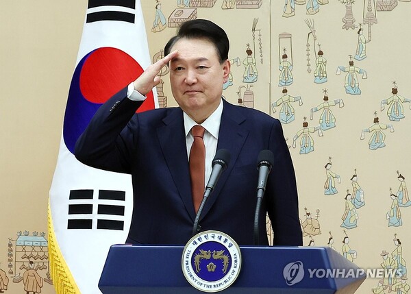 윤석열 대통령이 27일 서울 용산 대통령실 청사에서 열린 중장 진급·보직 신고 및 삼정검 수치 수여식에서 중장 진급자들로부터 거수경례를 받고 있다. 2024.11.27 [대통령실통신사진기자단] [사진=연합뉴스]