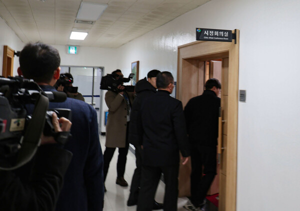 김건희 여사 '공천 개입 의혹'과 미래한국연구소의 '불법 여론조사 의혹' 등 사건 핵심 인물인 명태균 씨를 수사 중인 검찰이 29일 오전 창원시청 압수수색에 나서고 있다 [사진=연합뉴스]