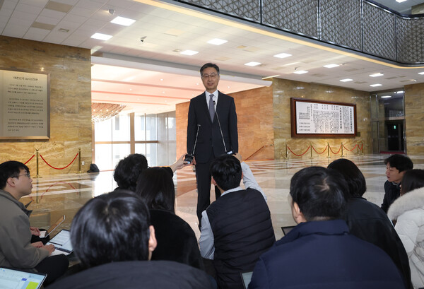 최재해 감사원장이 29일 국회 예결위 회의에 입장하며 자신에 대한 탄핵소추안 관련 입장을 말하고 있다. [사진= 연합뉴스]