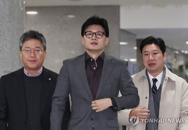 국민의힘 한동훈 대표가 29일 국회 의원회관에서 열린 우주항공산업발전포럼 주최 정책 토론회에 참석하기 위해 걸어가고 있다. 2024.11.29 [사진=연합뉴스]