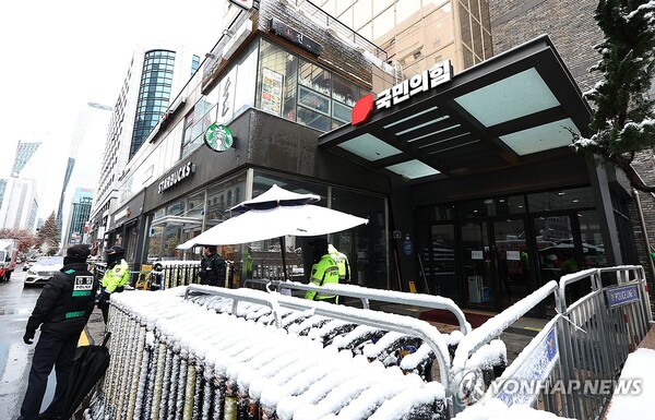 김영선 전 의원과 명태균 씨 관련 '공천 개입' 의혹을 수사 중인 검찰이 27일 국민의힘 당사무실에 대한 압수수색에 나섰다. 사진은 이날 압수수색이 진행 중인 국민의힘 당 사무실의 모습. 2024.11.27 [사진=연합뉴스]