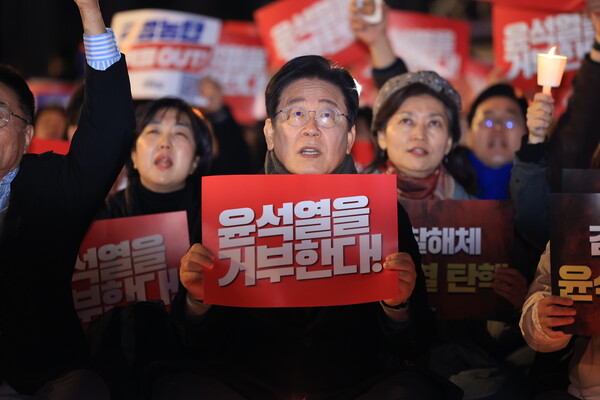 더불어민주당 이재명 대표가 23일 오후 서울 종로구 광화문 북측광장 인근에서 거부권을 거부하는 전국비상행동 주최로 열린 '김건희-채상병 특검 추진! 국정농단 규명! 윤석열을 거부한다 2차 시민행진'에 참석해 구호를 외치고 있다.  [사진=연합뉴스]