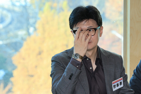 국민의힘 한동훈 대표가 29일 오전 서울 마포구 한 북카페에서 열린 정책 토크콘서트 '청년의 목소리로 그리는 대한민국의 내일'에 참석해 안경을 만지고 있다 [사진=연합뉴스]