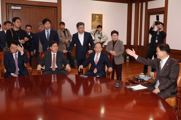 국민의힘 추경호 원내대표와 중진 의원들이 2일 오전 비상의원총회를 마친 뒤 국회의장실을 방문, 우원식 의장에게 감액 예산안의 본회의 처리 및 탄핵소추안 보고 등에 대한 반대 의견을 전달하고 있다.