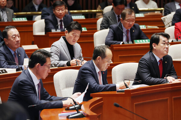 국민의힘 추경호 원내대표를 비롯한 의원들이 2일 오전 서울 여의도 국회에서 열린 비상의원총회에서 더불어민주당의 감사원장 등에 대한 탄핵 추진과 관련해 법제사법위원회 간사인 유상범 의원의 보고를 듣고 있다. [사진=연합뉴스]