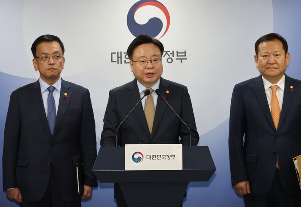 조규홍 보건복지부 장관이 2일 서울 종로구 정부서울청사에서 최상목 부총리 등 관계장관들이 참석한 가운데 열린 야당 단독감액안 정부입장 합동 브리핑에서 발언하고 있다 [사진=연합뉴스]