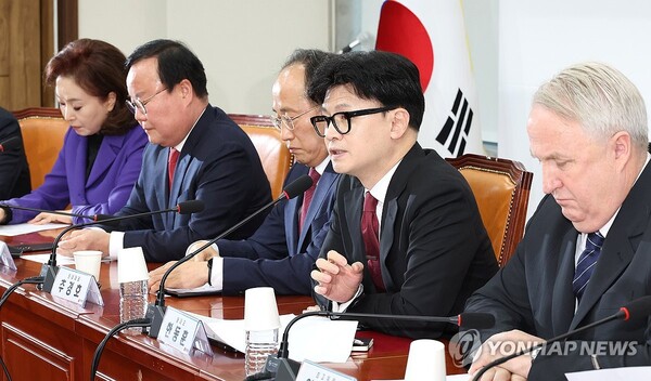국민의힘 한동훈 대표(오른쪽 두번째)가 25일 오전 국회에서 열린 최고위원회의에서 발언하고 있다. 2024.11.25  [사진=연합뉴스]