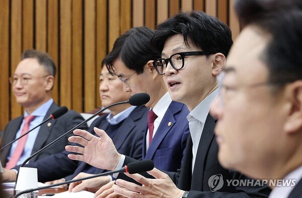 국민의힘 한동훈 대표(오른쪽 두번째)가 27일 오전 국회에서 '정년연장 쟁점과 과제'란 주제로 열린 당 격차해소특별위원회의 정책토론회에 참석해 발언하고 있다. 2024.11.27  [사진=연합뉴스]