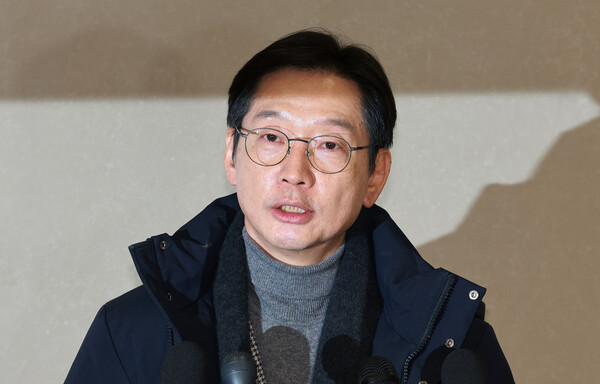 김경수 전 경남도지사가 5일 인천국제공항을 통해 귀국하며 취재진 질문에 답하고 있다. 김 전 지사는 이달 중 독일 유학을 마치고 미국으로 건너간 뒤 내년 2월께 귀국하는 게 당초 계획이었으나, 긴급한 국내 정치 상황에 대처하기 위해 귀국을 앞당겼다고 김 전 지사 측은 전했다. [사진=연합뉴스]