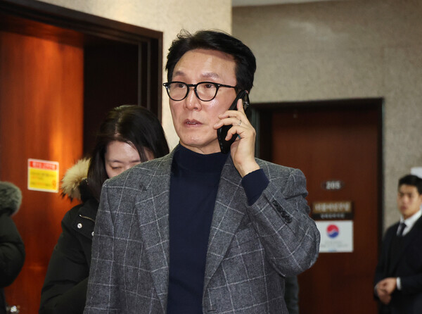 더불어민주당 김민석 최고위원이 4일 오후 국회에서 열린 비공개 최고위원회의를 마치고 나와 이동하고 있다. 2024.12.4 [사진=연합뉴스]