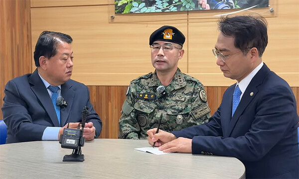 김병주 의원과 박선원 의원을 만난 특전사령관 [사진=연합뉴스]