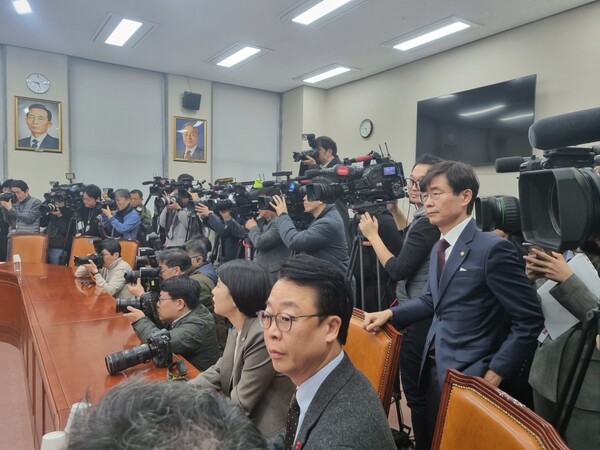 조경태 국민의힘 의원(맨 오른쪽)이 6일 오전 당 최고위원회의 현장에서 한동훈 대표의 발언을 듣고 있다. [사진=김민주 기자]