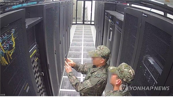CCTV에 기록된 계엄군의 선관위 시스템서버 촬영 모습 [사진=연합뉴스]