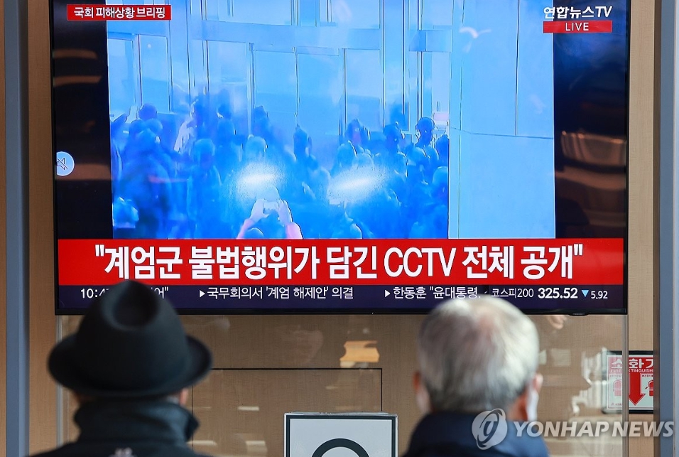 김능구 대표는 "윤석열 대통령이 국민들한테 마지막 도리를 다하려면 하야 하고 그다음에 거국내각을 해서 정권을 넘겨야 한다"라고 주문했다. 윤석열 대통령이 비상계엄 선포를 해제한 4일 서울역 대합실에서 시민들이 비상계엄 사태와 관련해 국회 브리핑 중계를 보고 있다. [사진=연합뉴스]