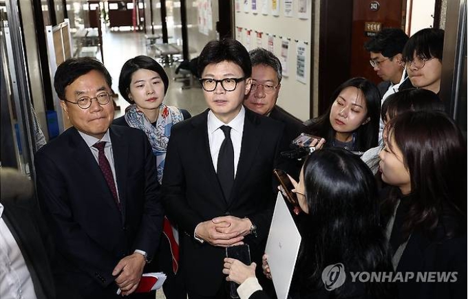 윤 대통령의 대국민담화 직후 한동훈 대표는 "대통령의 정상적 직무수행은 불가능하고 조기퇴진이 불가피하다"고 말했다. [사진=연합뉴스]