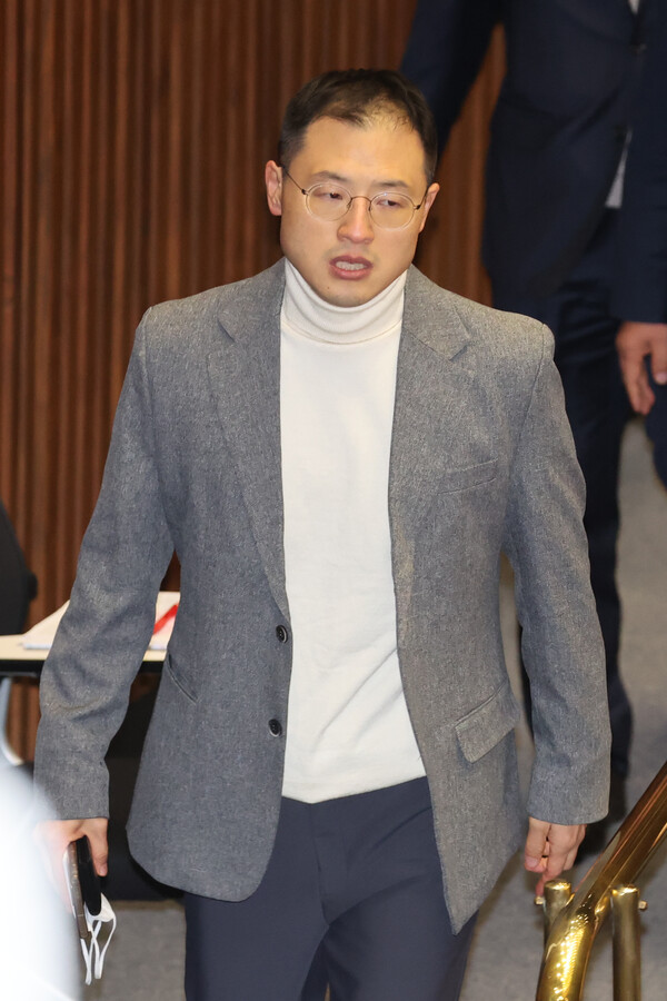 국민의힘 김상욱 의원이 7일 당론에 따라 본회의장에서 퇴장했다가 윤석열 대통령의 탄핵소추안에 대한 표결에 동참하기 위해 다시 본회의장으로 입장, 기표소로 향하고 있다.[사진=연합뉴스]