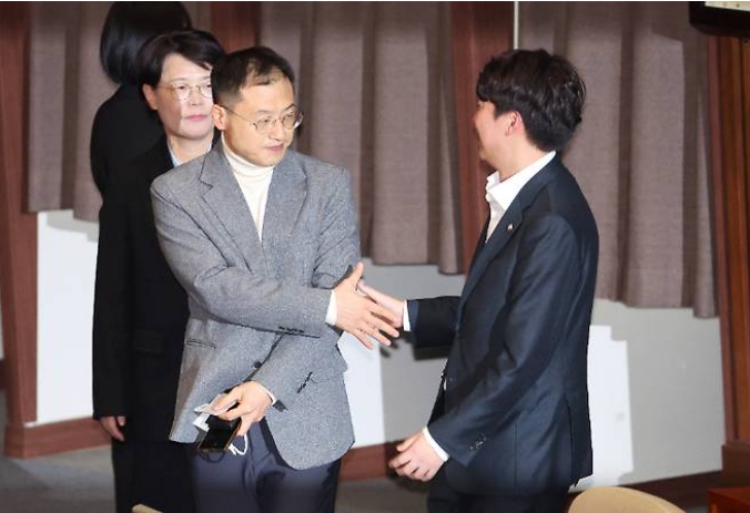 개혁신당 이준석 의원이 당론을 거부하고 탄핵 투표에 참여한 국민의힘 김상욱 의원에게 응원의 악수를 하고 있다. [사진=연합뉴스]