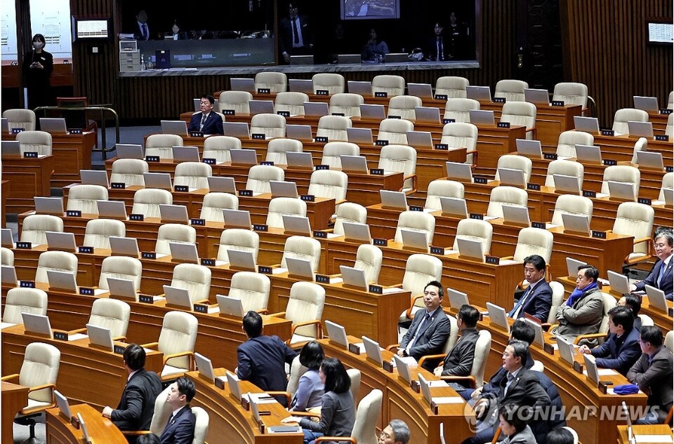 윤 대통령 탄핵 표결을 앞두고 국민의힘 의원들이 본회의장을 다 빠져나간 텅빈 자리에 안철수 의원만 혼자 끝까지 자리를 지키고 있다. [사진=연합뉴스]