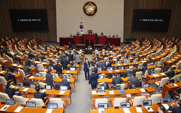 더불어민주당 이재명 대표(가운데)가 7일 오후 국회 본회의에서 윤석열 대통령의 탄핵소추안에 대해 투표한 뒤 동료 의원과 인사하며 자리로 이동하고 있다. [사진=연합뉴스]