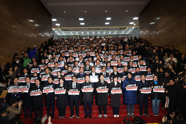 더불어민주당 이재명 대표를 비롯한 의원들이 윤석열 대통령에 대한 탄핵소추안 표결이 무산된 7일 국회에서 탄핵 촉구 및 국민의힘 규탄 대회를 하고 있다.[사진=연합뉴스]