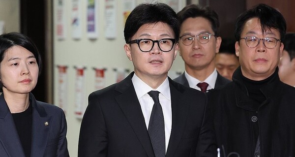 국민의힘 한동훈 대표가 7일 밤 서울 여의도 국회에서 윤석열 대통령 탄핵소추안 표결 무산 뒤 입장을 밝히고 있다.[사진=연합뉴스]