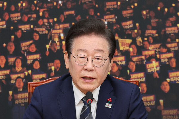 윤석열 대통령 탄핵소추안 본회의 표결일인 7일 오전 더불어민주당 이재명 대표가 서울 여의도 국회에서 열린 내외신 기자간담회에서 질문에 답하고 있다. [사진=연합뉴스]