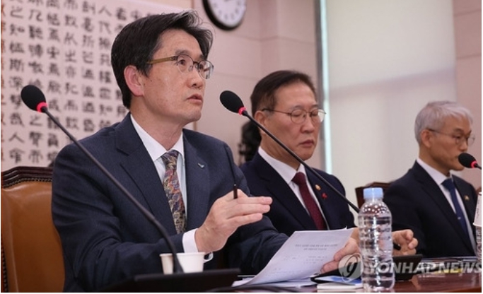 9일 오후 서울 여의도 국회에서 비상계엄 사태와 관련해 윤석열 대통령 등의 내란 혐의를 규명할 상설특검 수사요구안 등을 심사ㆍ의결하기 위해 열린 법제사법위원회 전체회의에서 오동운 공수처장이 의원 질의에 답하고 있다.  [사진=연합뉴스]