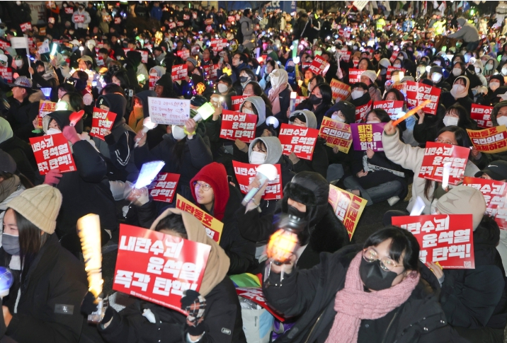 국회의사당 앞 '윤석열 탄핵' 촛불집회....9일(월) 저녁 평일날 국회의사당앞에는 한파 속에서도 '윤석열 탄핵될때까지' 엄동설한에도 촛불을 들겠다고 시민들이 매일 나오고 있다. 그러나 국민의힘 의원들은 탄핵안 표결에 투표는 커녕 본회의장에 출석 조차 하지 않았다. [사진=연합뉴스] 