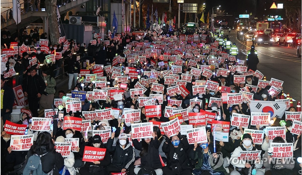 윤석열 탄핵 인천 촛불집회...9일(월) 오후 인천 남동구 롯데백화점 인천점 앞 도로에서 '내란주범 윤석열 즉각 체포! 윤석열 탄핵! 국민의힘 해체, 사회 대개혁 쟁취! 인천시민촛불' 집회에서 '윤석열  탄핵'을 촉구하고 있다. [사진=연합뉴스]