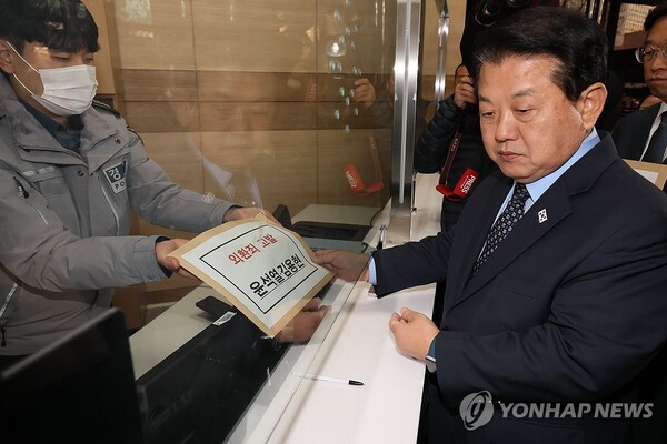 더불어민주당 김병주 최고위원이 9일 서울 서대문구 경찰청 국가수사본부 앞에서 윤석열 대통령, 김용현 전 국방부 장관의 외환죄(일반이적죄), 한덕수 국무총리의 내란죄 위반 혐의에 관한 고발 기자회견을 마친 뒤 고발장을 접수하고 있다. 2024.12.9 [사진=연합뉴스]