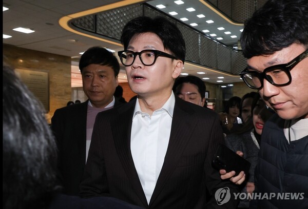 국민의힘 한동훈 대표가 10일 오전 서울 여의도 국회에서 열린 비상의원총회에 참석하고 있다. 2024.12.10 [사진=연합뉴스]