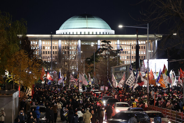 6일 오후 서울 영등포구 국회의사당역 인근에서 시민들이 대통령 탄핵을 촉구하는 촛불 집회를 열고 있다. 김 대표는 “제왕적 대통령제를 개헌해야 한다"라고 강조했으며 김 대변인은 " “분권형 대통령도 돼야 되지만 리더가 탁월해야 된다”라고 강조했다. 이어 조 최고위원은 "개헌을 통해서 제도를 바꿔서 대통령의 힘을 빼고, 정당의 힘을 빼고, 권력자들이 힘을 빼야 한다"라고 강조했다. [사진=연합뉴스]