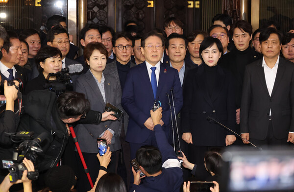 지난 4일 새벽 서울 영등포구 여의도 국회에서 비상계엄 해제요구 결의안 통과 후 더불어민주당 이재명 대표가 입장을 밝히고 있다.김 대변인은  “이재명 대표가 대표가 된 이후로 지금 민주당은 굉장히 안정적”이라 자평했으며 조 최고위원은  “대권 후보에게 가장 중요한 건 비호감도 관리”라고 지적했다. 이어 김 대표는 “제왕적 대통령제를 개헌하지 않으면 답이 없다”라고 강조했다. [사진=연합뉴스]