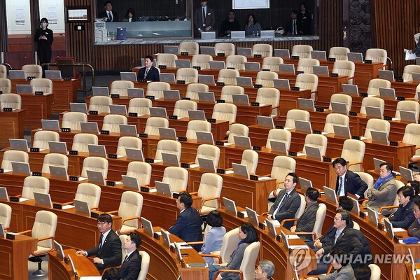 ​ 조 최고위원은 국민의힘을 향해 "‘나는 끝까지 대통령을 지켰다’라는 주장으로 공천 받으려고 할텐데 국민들이 그걸 바꿔야 된다”라고 강조했다. 이어 김 대변인은 “108석으로 국회도 주도할 수 없는 당의 결정을 본인이 따른다는데 그런 시스템으로 대통령과 정부가 유지된다는 게 말이 되나"라고 지적했으며 김 대표도 "수사 받을 사람들이 국정운영을 어떻게 하겠나"라고 비판했다. 한편 7일 오후 윤석열 대통령 탄핵소추안 표결을 앞두고 텅 빈 국회 본회의장 국민의힘 의원석에 안철수 의원만이 자리를 지키고 있다.  [사진=연합뉴스] ​