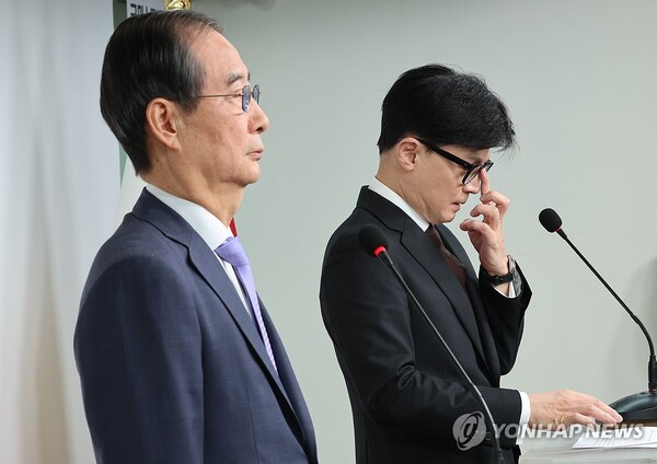 한덕수 국무총리와 국민의힘 한동훈 대표가 8일 오전 서울 여의도 국민의힘 당사에서 국정 수습 방안을 담은 공동 담화문을 발표하고 있다. 2024.12.8 [사진=연합뉴스]