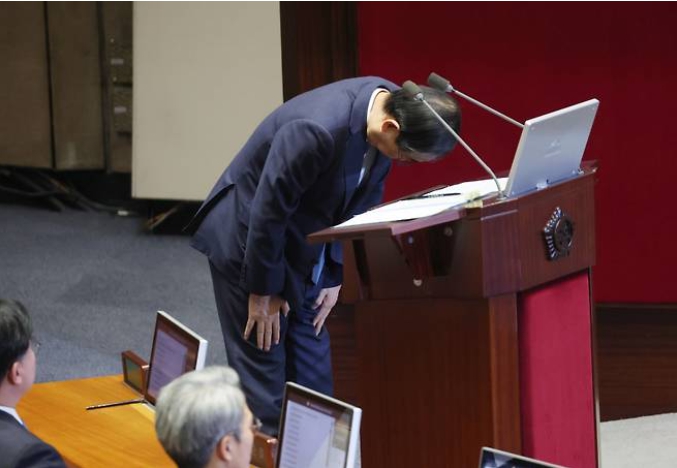 한덕수 국무총리가 11일 국회 본회의에서 열린  ‘윤석열 대통령 위헌적 비상계엄 선포 내란행위 관련 긴급 현안질문’에서 "계엄을 막지 못했다"며 "송구하다"고 고개숙여 대국민사과를 했다. [사진=연합뉴스]