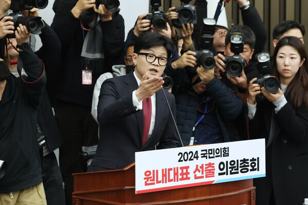 국민의힘 한동훈 대표가 12일 서울 여의도 국회에서 열린 원내대표 선출을 위한 의원총회에서 윤석열 대통령에 대한 탄핵 찬성 입장을 밝히고 있다. [사진=연합뉴스]