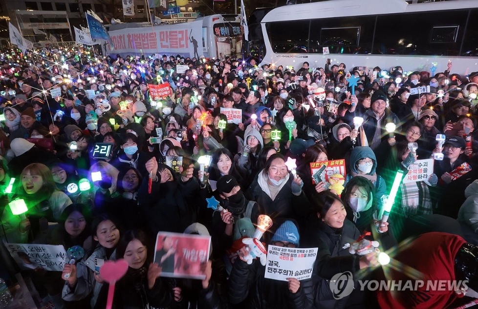 14일 우원식 국회의장이 비상계엄 내란사태를 일으킨 윤석열 대통령에 대한 탄핵 가결을 선포하자 여의도 국회의사당 앞에 모엿던 시민들은 '국민승리, 민주주의 승리'라며 승리의 환호성을 올렸다. [사진=연합뉴스]