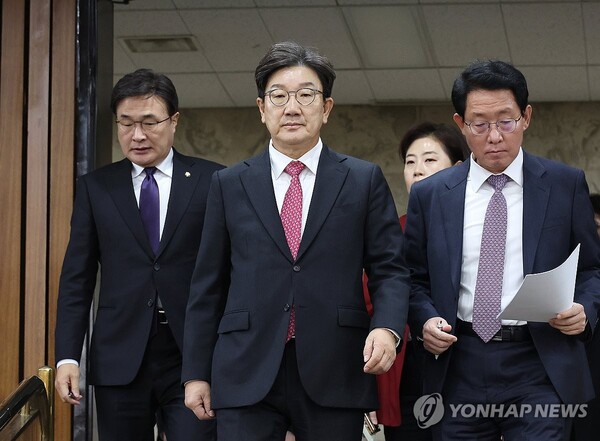 국민의힘이 당내 탄핵 찬성파를 비난하며 '내란옹호당'이라는 비판을 받고 있다 [사진=연합뉴스]