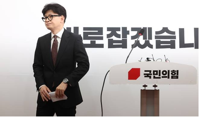 한동훈 국민의힘 대표가 지난 16일 오전 국회에서 열린 기자회견에서 당 대표직 사퇴 입장을 밝힌 뒤 이동하고 있다. [사진 출처 = 연합뉴스]