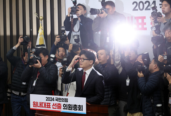 12일 오전 국회에서 열린 국민의힘 의원총회에 한동훈 대표가 참석해 의원들의 항의를 받고 있다. [사진=연합뉴스]