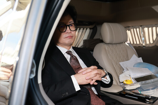 국민의힘 한동훈 대표가 16일 오전 서울 여의도 국회에서 당대표 사퇴 기자회견을 마치고 차량에 탑승하고 있다. [사진=연합뉴스]