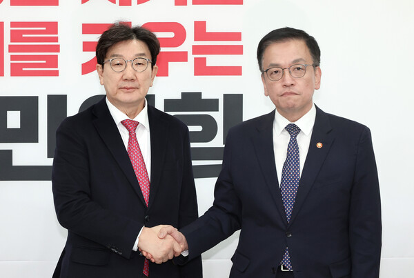 국민의힘 권성동 원내대표(왼쪽)가 16일 오전 국회에서 최상목 경제부총리 겸 기획재정부 장관과 만나 인사하고 있다. 2024.12.16 [사진=연합뉴스]