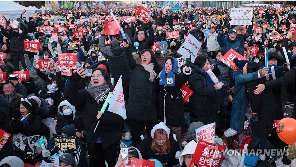 국회 본회의에서 윤석열 대통령 탄핵소추안이 가결된 14일 서울 여의도 국회 앞에서 열린 '탄핵 촛불집회'에 참석한 시민들이 탄핵이 가결되자 환호하고 있다. 대한민국은 '12.3 위헌적 불법적 비상계엄'과 그 이후 전개된 '내란혐의'  윤 대통령 탄핵정국이 일순간에 휘몰아치고 었다. 2024.12.14 [사진=연합뉴스]