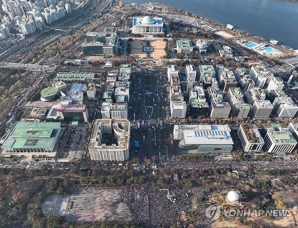 14일 서울 영등포구 여의도 국회 일대에 윤석열 대통령 탄핵 촉구 집회 참석자들이 운집해 있다. [사진=연합뉴스]