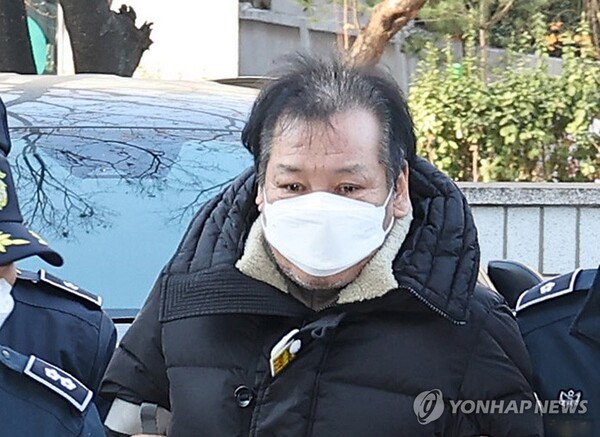 정치자금법 위반 혐의를 받는 이른바 '건진법사'로 알려진 전성배 씨가 19일 서울 양천구 서울남부지법에서 열린 구속 전 피의자 심문(영장실질심사)에 출석하며 법정으로 향하고 있다. 2024.12.19 [사진=연합뉴스]