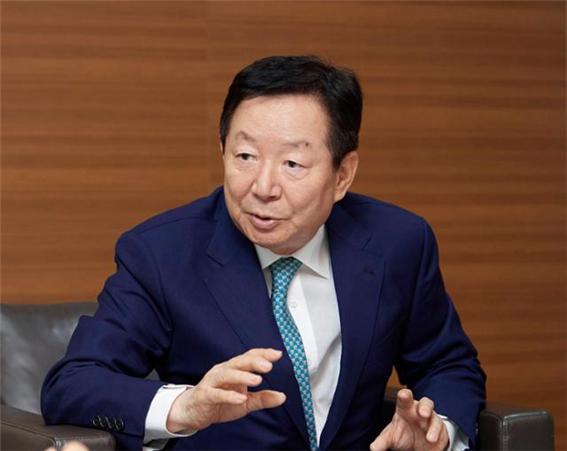 성낙인 전 서울대 총장이 라는 제하의 칼럼을 통해 대통령으로 기운 제도의 불균형을 극복하여 새롭게 방법을 모색해야 한다고 조언했다. 